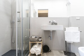 Comfort Room, City View | Bathroom | Shower, free toiletries, hair dryer, bidet - Bellini Suite (Naples)