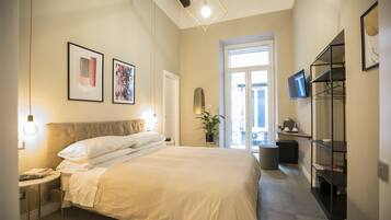 Habitación Deluxe | Minibar, caja de seguridad en la habitación y escritorio