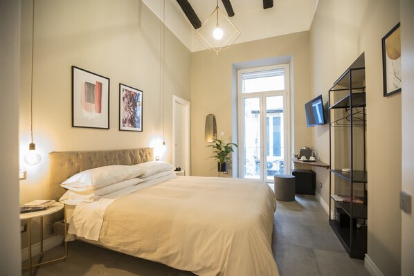 Rom – deluxe | Minibar, safe på rommet, skrivebord og lydisolert