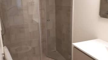 Shower, rainfall showerhead, free toiletries, hair dryer