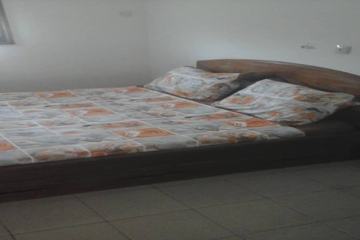 Double Room, 1 Queen Bed, Non Smoking | Minibar, desk, iron/ironing board (on request)