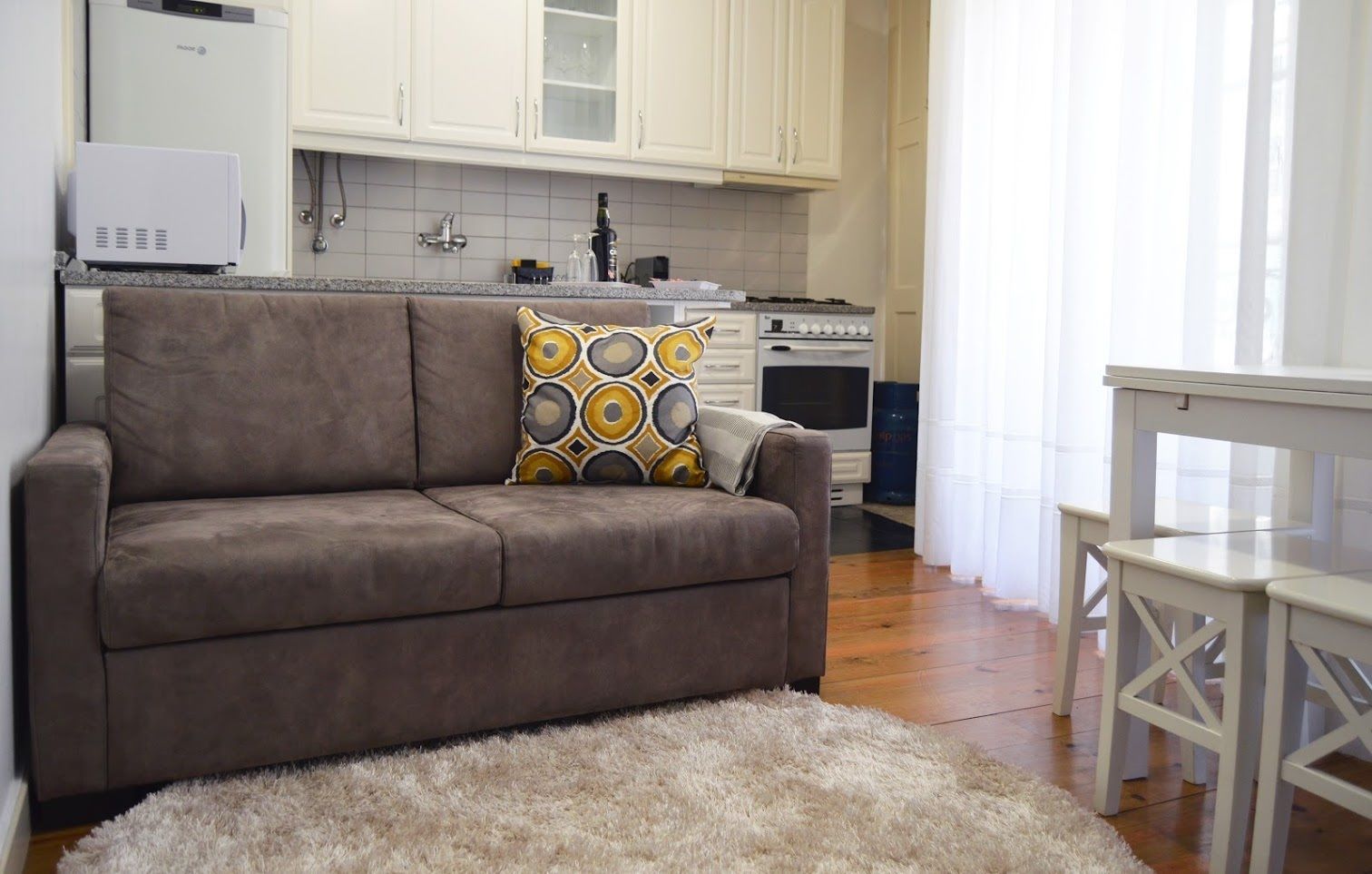 Apartment, 2 Bedrooms, Balcony, City View | Living room | Flat-screen TV