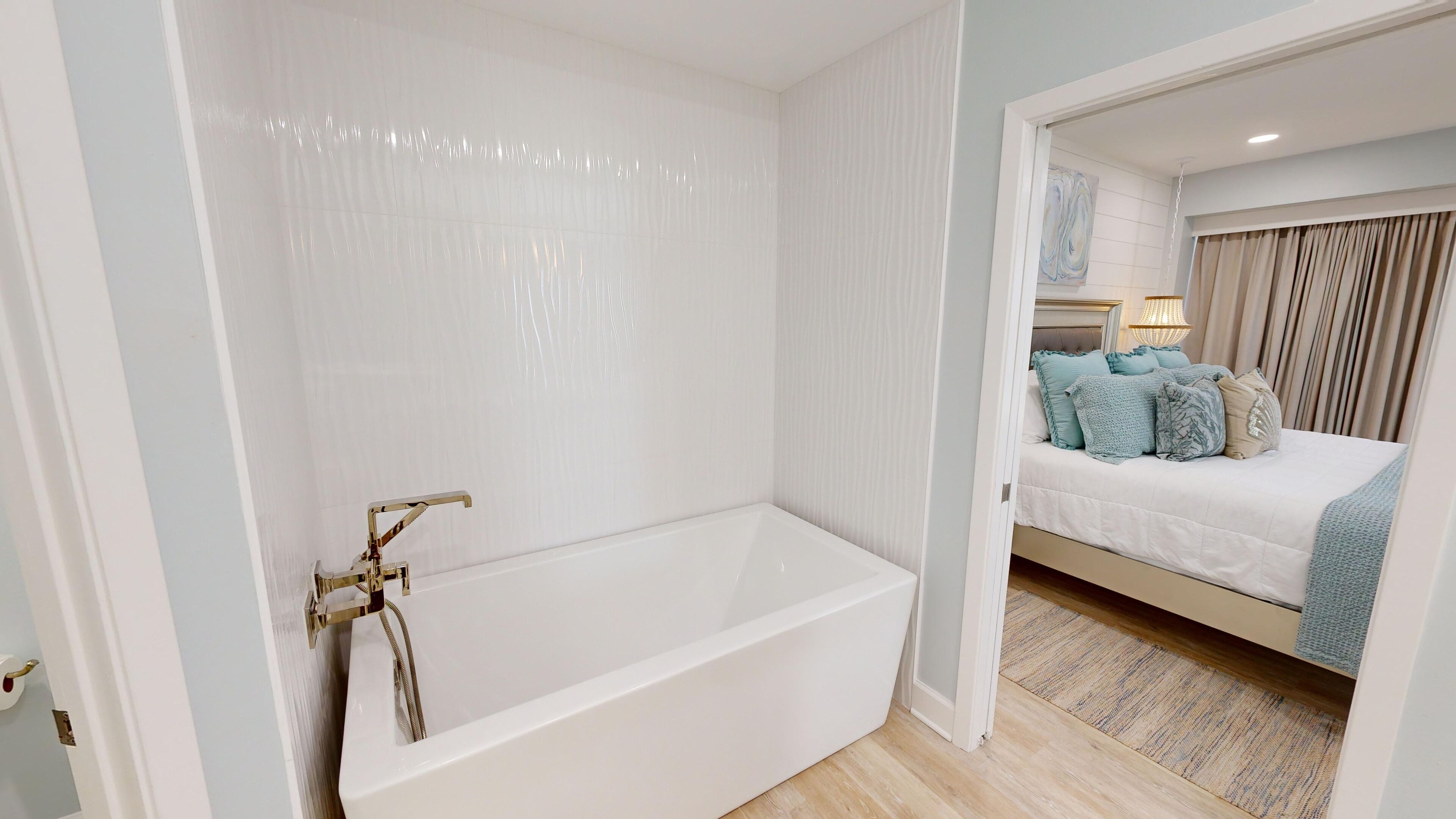 Une salle de bain moderne avec une baignoire sur pieds, une douche et des toilettes.