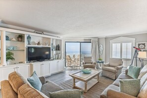 Condo, 2 quartos | Área de estar | TV