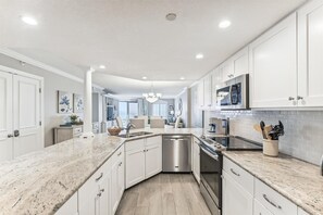 Condo, 2 quartos | Cozinha privada | Geladeira, micro-ondas, fogão, lava-louças