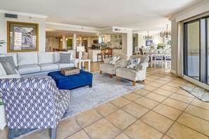 Condo, 3 Bedrooms | Living area
