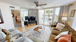 Condo, 2 Bedrooms | Living area