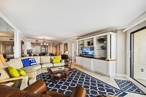 Apartment, 2 Schlafzimmer | Wohnbereich | 30-Zoll-Flachbildfernseher mit Kabelempfang, Fernseher