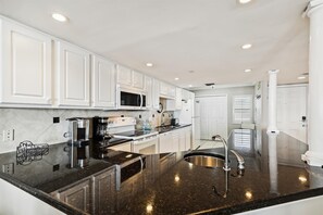 Private kitchen - Inlet Reef 610 2 Bedroom Condo by RedAwning (Destin)