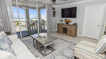 Condo, 2 phòng ngủ | Khu phòng khách | TV 30-inch có truyền hình cáp