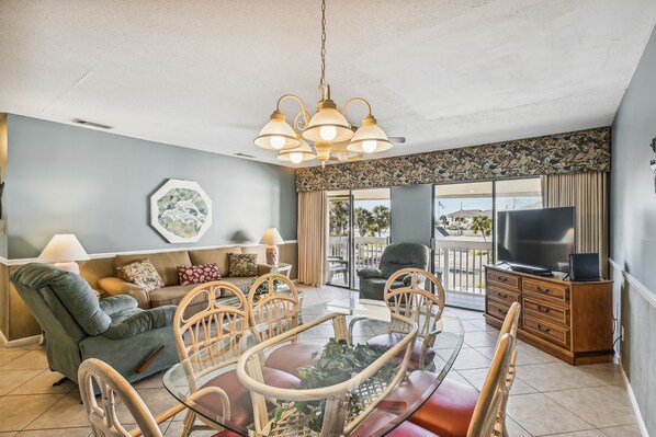 Leilighet, 2 soverom | Oppholdsområde | LED-TV