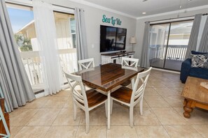 Condo, 2 phòng ngủ | Khu ăn uống