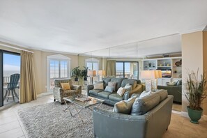 Condo, 2 Bedrooms | Living area