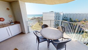 コンドミニアム 2 ベッドルーム | 屋外ダイニングエリア