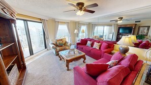 コンドミニアム 2 ベッドルーム | リビング エリア | 30 インチのテレビ (ケーブル放送視聴可)