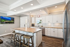 Appart'hôtel, 3 chambres | Cuisine privée | Réfrigérateur, micro-ondes, four, lave-vaisselle