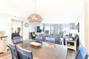 Appartement, 3 slaapkamers | Woonruimte | Een 30-inch televisie met kabelzenders