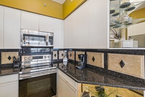 Appart'hôtel, 3 chambres | Cuisine privée | Réfrigérateur, micro-ondes, four, lave-vaisselle