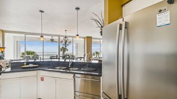 Condo, 3 Bedrooms | Private kitchen | Fridge, microwave, oven, dishwasher