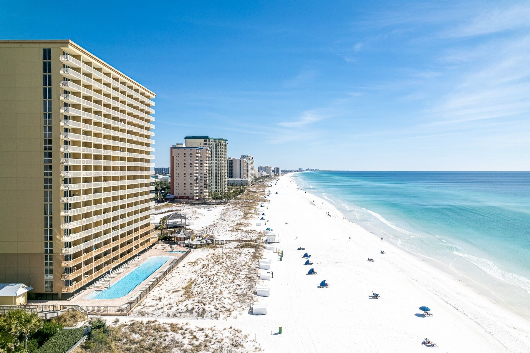 Ein Strandhotel mit Pool, Zugang zum Strand und Meerblick.