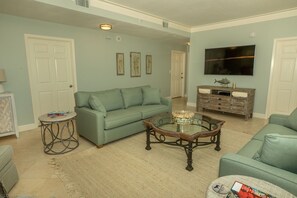 Condo, 3 habitaciones | Área de sala de estar | Televisión 