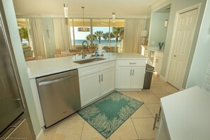 Private kitchen - Oceania 106 3 Bedroom Condo by RedAwning (Destin)
