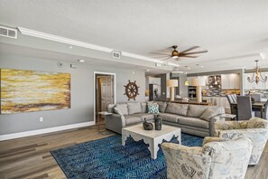 Condo, 3 Bedrooms | Living area