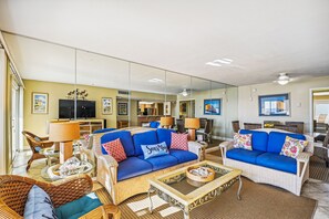 Condo, 2 Bedrooms | Living area