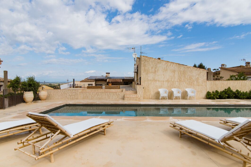 室外游泳池，08:00 至 21:00 开放，池畔遮阳伞，日光浴躺椅