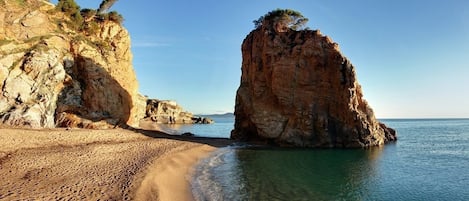 Ubicación cercana a la playa, tumbonas y toallas de playa