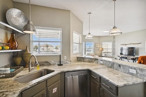 Appartement, 2 slaapkamers | Privékeuken | Een koelkast, een microgolfoven, een oven, een vaatwasser