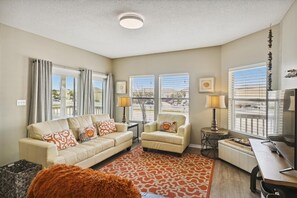 콘도, 침실 2개 | 거실 공간 | 케이블 채널 시청이 가능한 30인치 TV