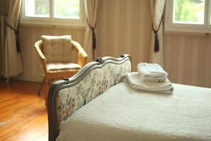 Grand Double Room, 1 Double Bed with Sofa bed, Non Smoking, Garden View | Individually decorated, free cribs/infant beds, free WiFi, bed sheets - Chambres d'hotes du Parc (Podensac)