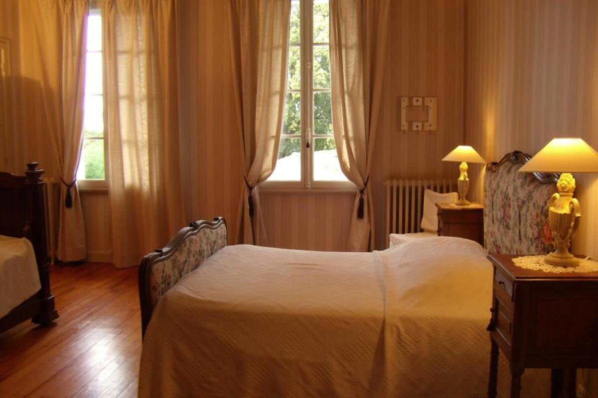 Quarto casal grand, 1 cama de casal e sofá-cama, para não fumantes, vista para o jardim | Berços grátis, Wi-Fi de cortesia, individualmente decorados