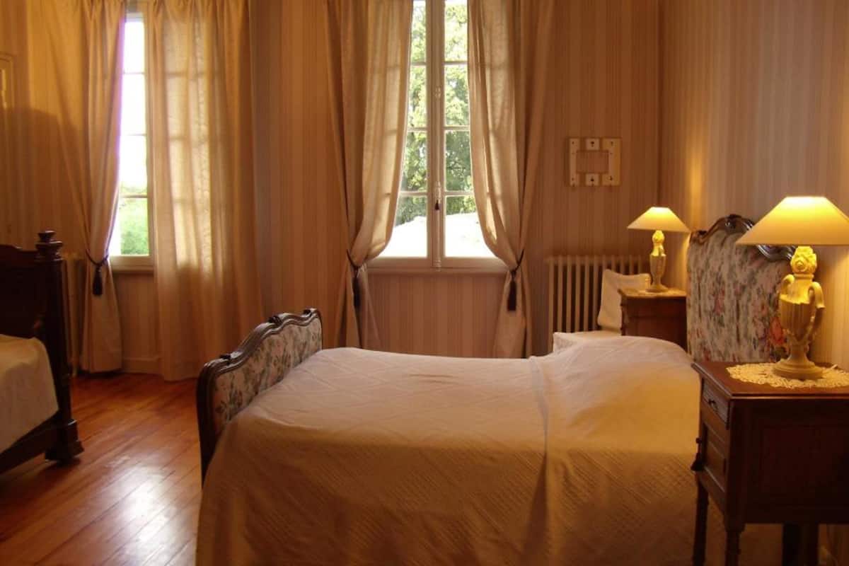 Grand Double Room, 1 Double Bed with Sofa bed, Non Smoking, Garden View | Individually decorated, free cribs/infant beds, free WiFi, bed sheets