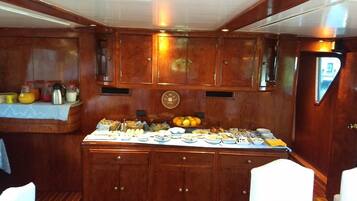 Petit déjeuner buffet servi tous les jours en supplément