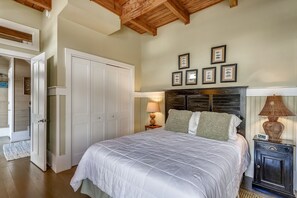 Talo, 4 makuuhuonetta | 4 makuuhuonetta, silitysrauta/-lauta, ilmainen Wi-Fi, vuodevaatteet