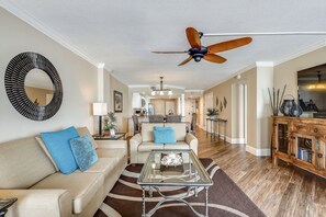 Lägenhet - 2 sovrum | Vardagsrum | 30-tums tv med kabelkanaler