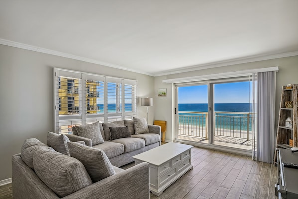 Living area - Destin Towers 61 2 Bedroom Condo by RedAwning (Destin)