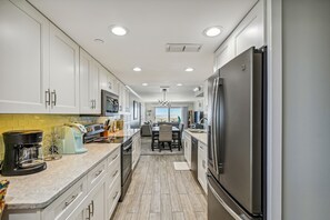 Private kitchen - Destin Towers 61 2 Bedroom Condo by RedAwning (Destin)