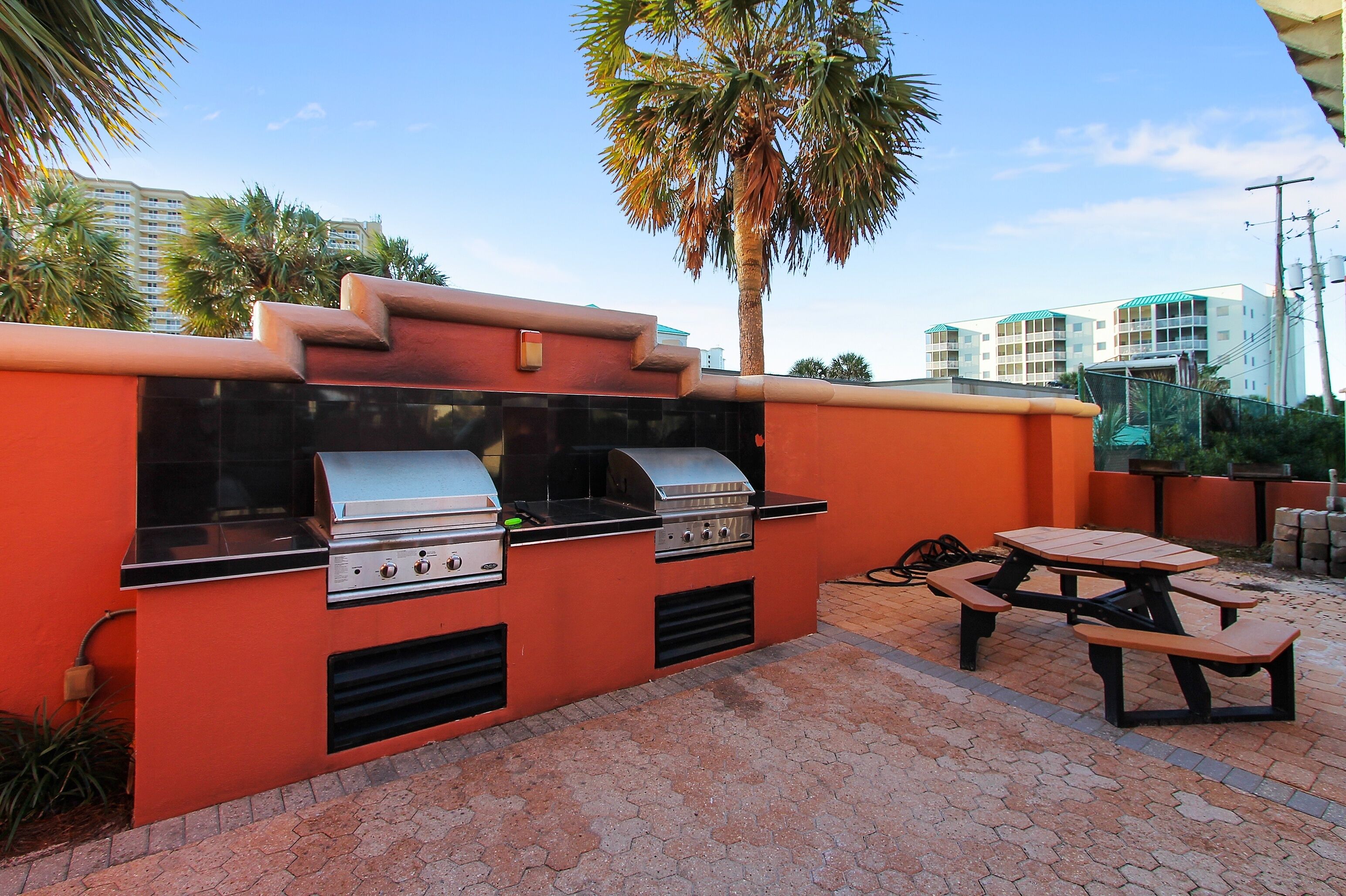 Un área de barbacoa al aire libre con una parrilla y una mesa de picnic.