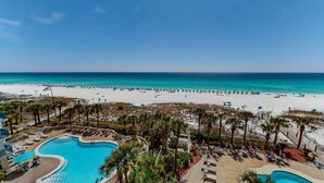 Ein Resort mit Pool, Strand und Meerblick.