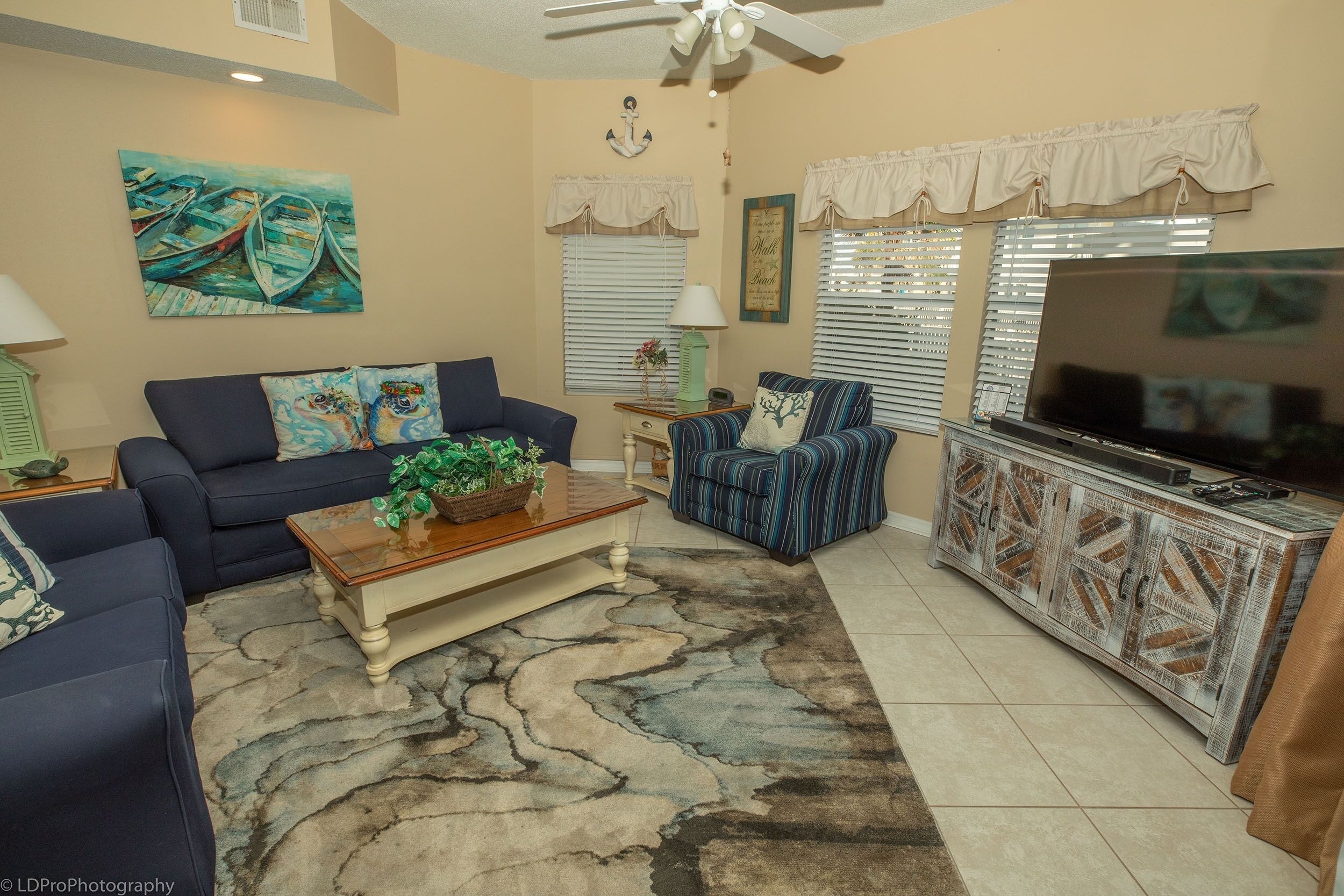 Condo, 2 Bedrooms | Living area