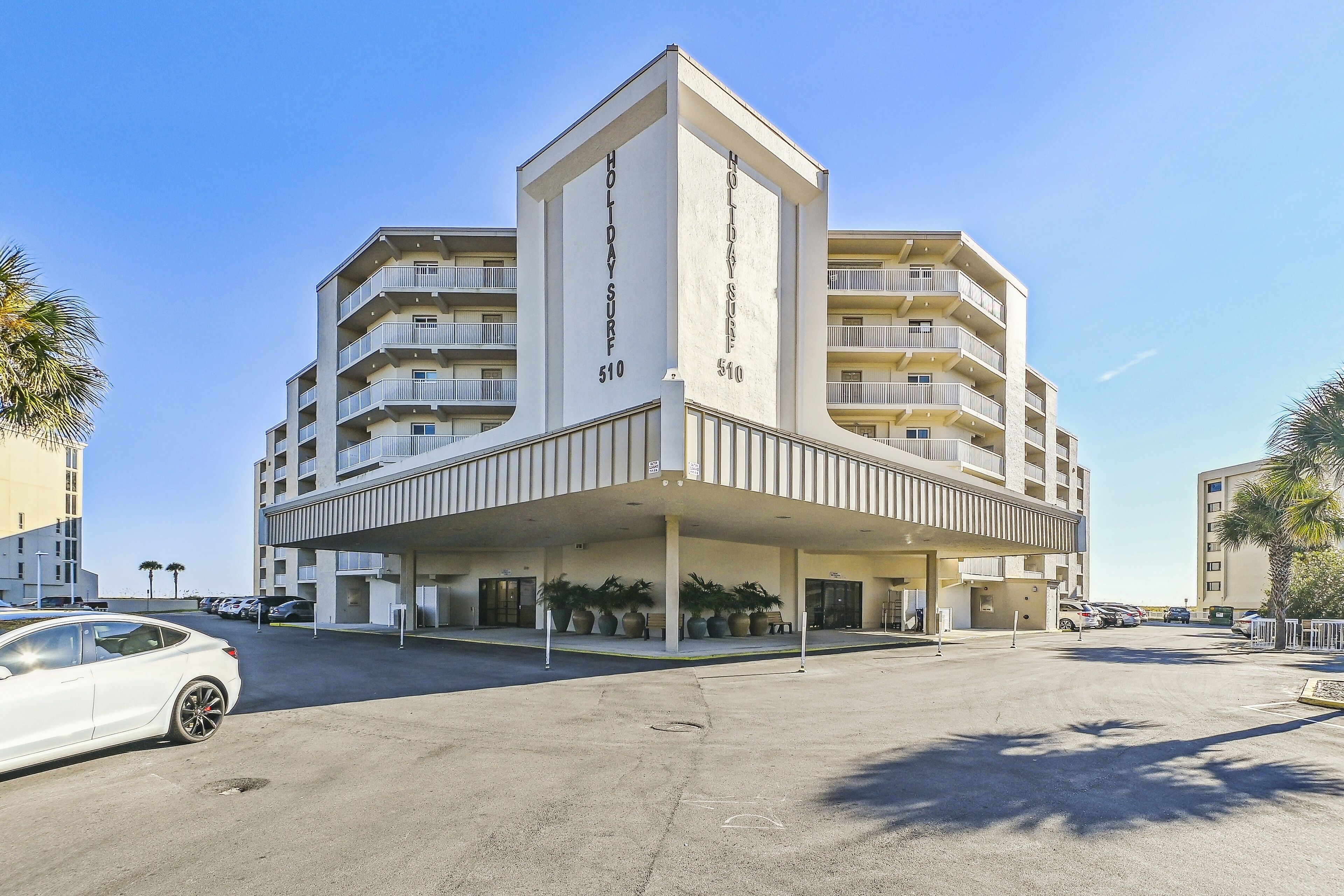 Ein mehrstöckiges Hotel mit einem markanten Eingang und Balkonen.