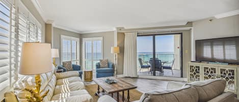 Condo, 4 habitaciones | Área de sala de estar | Televisión de 30 pulgadas con canales por cable y reproductor de DVD