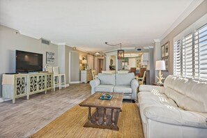 コンドミニアム 4 ベッドルーム | リビング エリア | 30 インチのテレビ (ケーブル放送視聴可)、DVD プレーヤー