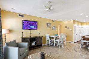 Condo, 2 Bedrooms | Dining