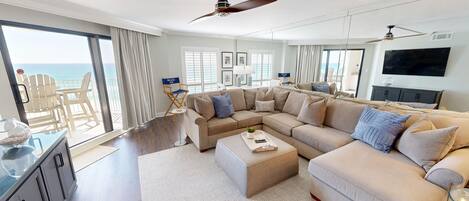 公寓客房, 2 間臥室 | 起居區 | 30-吋智慧型電視、有線頻道、電視