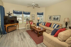 Condo, 2 Bedrooms | Living area