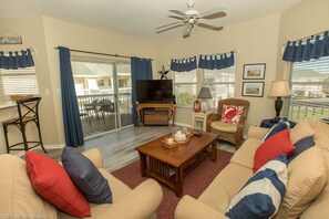 Leilighet, 2 soverom | Oppholdsrom | TV